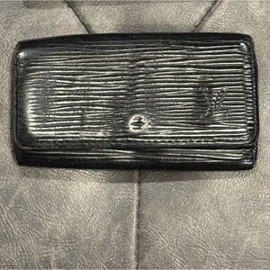 Louis Vuitton Key Holder Black Epi Leather has rubbing on corners see pics